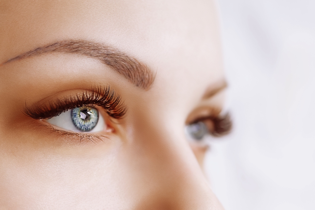eyelash-extension-procedure-woman-eye-with-long-e-2022-01-19-18-56-18-utc 1024x683